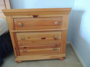 lot 17 image: 2 nightstands 3 drawers each Broyhill furniture 31x30x19