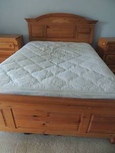 lot 16 image: Broyhill queen bed HB 45x67, FB 23x67 side rails included