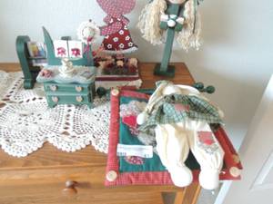 lot 41 image: chest 8 x 5 towel rack and other small wooden dcor