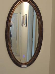 lot 46 image: Beautiful Gilded Gold frame oval mirror 35x19