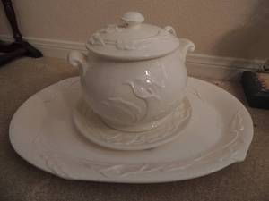 lot 59 image: Hi-Mark gourmet kitchen covered soup tureen with ladle, 9 Calla Lilly soap dish and Calla Lilly platter 18x13