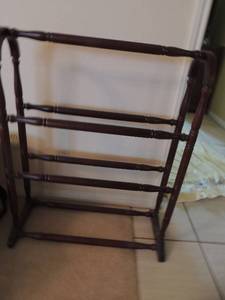 lot 66 image: Brown wooden quilt rack holds 5 quilts 33x27