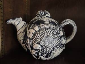lot 79 image: Hand painted dark blue and white tea pot 7x11