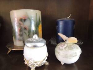 lot 80 image: Housley candle on brass stand, Avon trinket, butterfly trinket Blue candle on brass plate