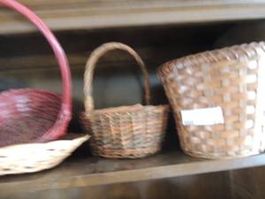lot 85 image: 3 WW cook books 4 wicker baskets