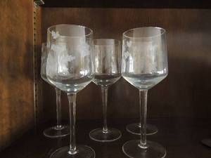 lot 87 image: 7 stemmed wine glasses leaf dcor