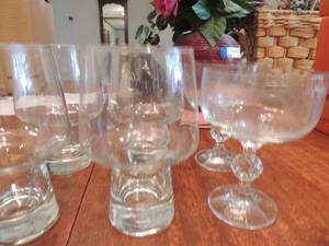 lot 89 image: 2 crystal glasses short stem 4  clear glass mugs