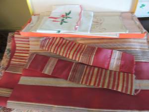 lot 97 image: Assorted fabric pieces and doilies