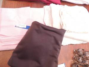 lot 101 image: Light pink table cloth with placemats and brown and white table cloth