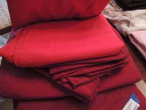 lot 102 image: Table cloths x 4 place mats