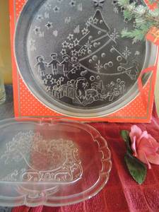 lot 109 image: Les Verreries De Saint Gabin Noel  Christmas plate 13 Santa sleigh platter 13x7