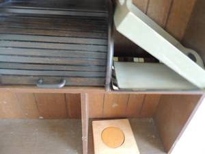 lot 114 image: Wooden chips, wooden tray, Home trends square platter