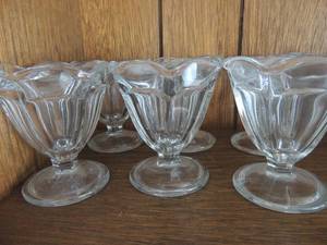 lot 120 image: 6 clear glass yogurt cups