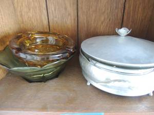 lot 121 image: 1 qt. casserole dish with aluminum holder and lid brown ash tray 2 green dip bowls
