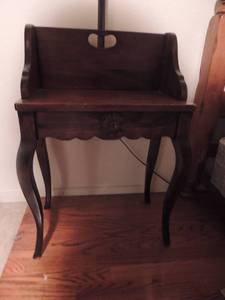lot 21 image: Phone table 29.75 with light 59 19wx12d