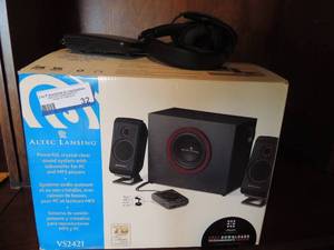 lot 32 image: Altec Lansing sound system Belkin included and headphones in original box