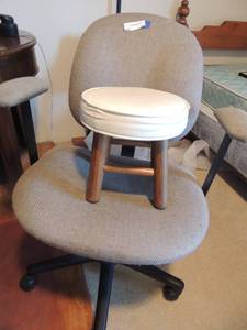 lot 35 image: OFFICE CHAIR & FOOT STOOL