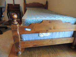 lot 10 image: Early American twin bed metal frame Head board 38x43 and foot board 26x43
