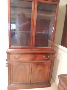 lot 5 image: Beautiful Hutch with double glass doors on top 1 middle drawer double wooden doors on bottom 2 tier shelving 69x35x17