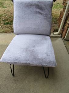 lot 137 image: PURPLE FLUFFY CUSHION FOLD UP CHAIR METAL FRAME