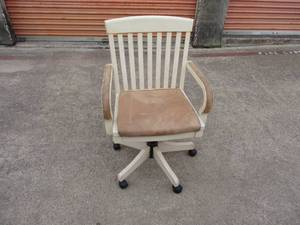 lot 38 image: Slat Back, Padded Seat and Arms, Swivel Office Chair