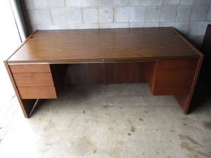 lot 33 image: Large Kimball- Desk With 5-Drawers