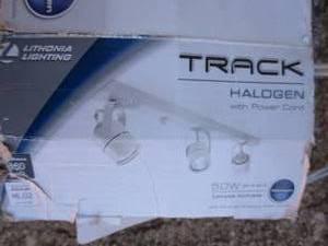 lot 128 image: TRACK 3-Bulb Track Light With Power Cord