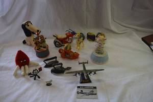 lot 173 image: Vintage Toy Collection With Snoopy, Felix the Cat, Barnum and Bailey Candle and More, see pictures
