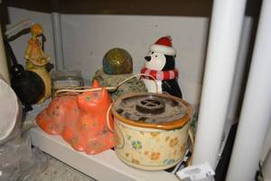lot 47 image: Potpourri Crockpot, Penguin Cookie Jar, Home Dcor