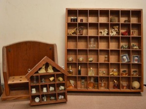 lot 195 image: Wooden Display Boxes with Thimbles and Tiny Perfume Bottles as shown