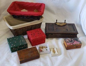 lot 130 image: Variety of Jewelry Boxes and Costume Jewelry