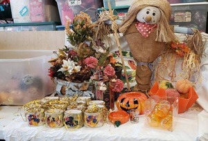 lot 137 image: Fall Decorations Lot, see pictures