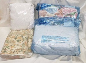 lot 139 image: Queen Mattress Pad, Comforter, Linens
