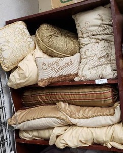 lot 48 image: Queen Size Bed Set, Egyptian Cotton Sheets, Tommy Hilfiger Blanket and Throw Pillows