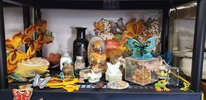 lot 38 image: Butterfly Dcor, Wind Chime and Frog Incense Burner (Vase has been re-glued)