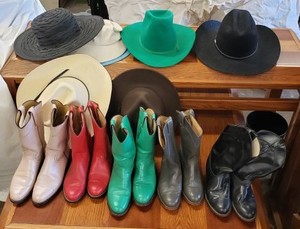 lot 71 image: Cowgirl Hats and Boots, see pictures for sizes