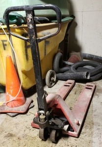 lot 267 image: Pallet Jack 5500Lb