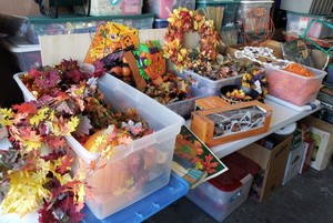 lot 95 image: LARGE Fall Decorations Lot, see pictures