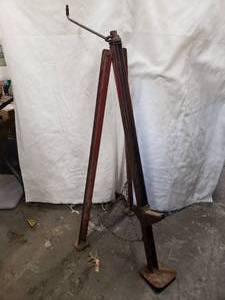 lot 138 image: High Lift Tripod Screw Jack