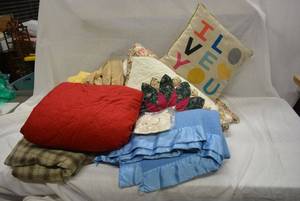lot 235 image: Linens Bankets, Quilts, Sheets and Curtains and pillow