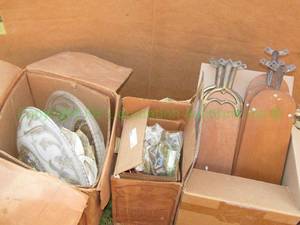 lot 11 image: Assorted ceiling fan parts and hardware