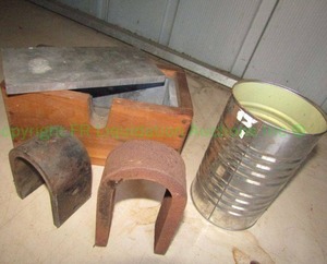 lot 216 image: Horse shoe shaped magnets and steel ball bearings plus storage box