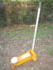 lot 279 image: Commercial hydraulic floor jack