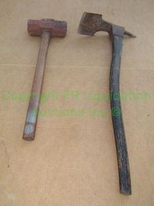 lot 253 image: Sledge hammer and gardening hoe