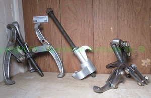 lot 81 image: Industrial gear puller tools