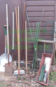 lot 290 image: Assorted gardening tools