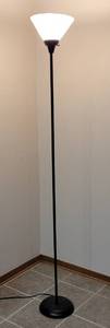 lot 7 image: FLOOR LAMP IN STYLE, COLOR, AND CONDITION SHOWN. TESTED AND WORKING. 71.5 HIGH