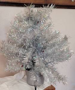 lot 44 image: CHRISTMAS TREE WITH LIGHTS IN STYLE, COLOR, AND CONDITION SHOWN. TESTED AND WORKING.