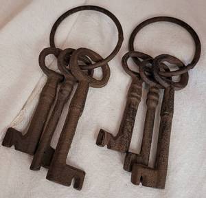 lot 46 image: LOT OF 2 SETS OF VINTAGE KEYS WITH RING AS SHOWN. (YOUR BID X 2)