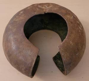 lot 89 image: SCULPTED IRON ART  DECOR IN STYLE, COLOR, AND CONDITION SHOWN. 9.5 W x 9.5 D  x 4 H